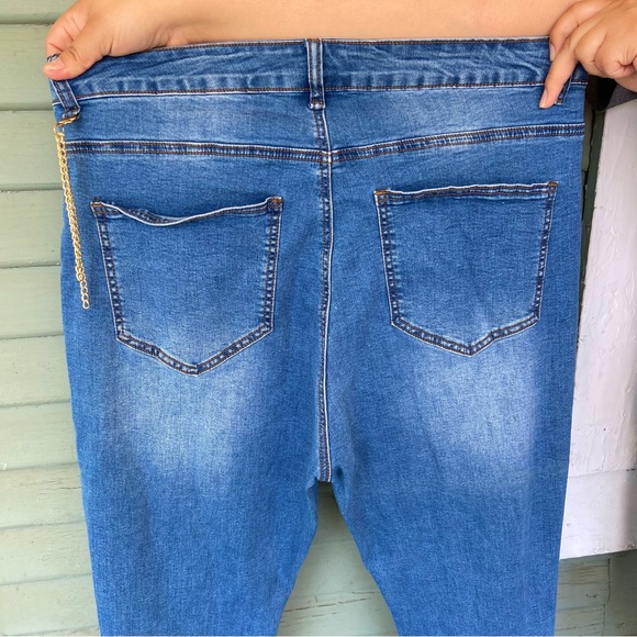 high waisted plus size jeans with chains - Picture 6 of 6